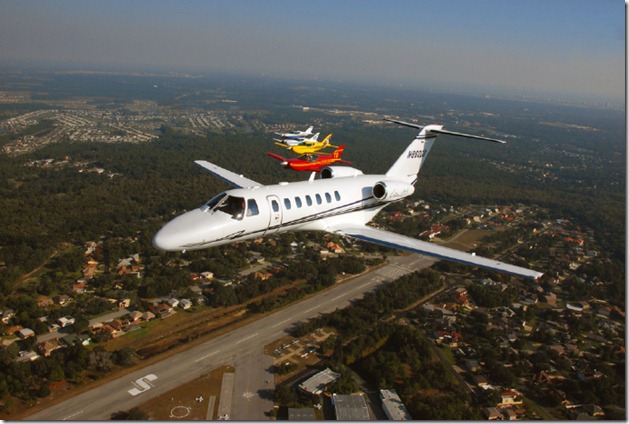 美国一个普通家庭的财产清单 中国落后低端工业制造业未来 西部落后经济动力引擎 美国高科技飞机对人民开放领空 远看美国几乎家家有飞机的美国小镇 - 美国佛罗里达州斯普鲁斯溪航空小镇